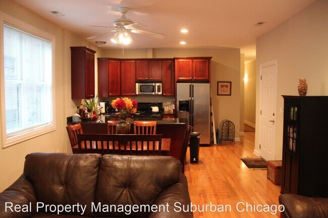 Foto del edificio - 3 br, 2 bath House - 5536 W. Higgins #1W