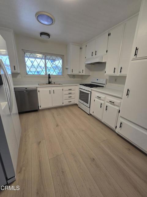 Foto del edificio - 396 Baker Ave