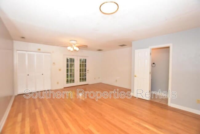 Building Photo - 400 N Steele St