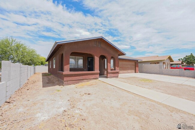 Building Photo - 604 Yucca St