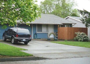 Building Photo - 13709-13711 SE 20th Cir