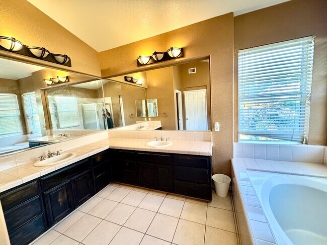 Foto del edificio - 4030 Bouquet Park Ln