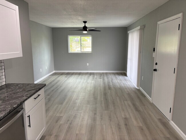 Foto del edificio - 460 Base Ave E