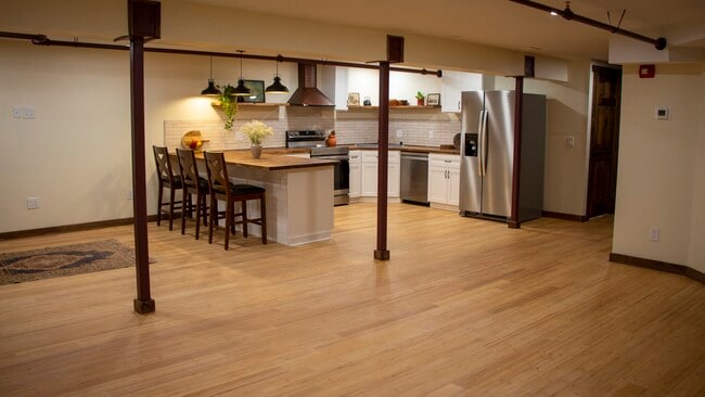 Building Photo - 423 W 1st Ave