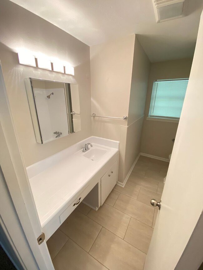 Building Photo - 3bd/1ba $950/Month