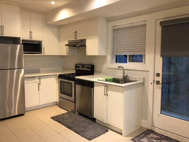 Photo du bâtiment - 16475 21A Ave