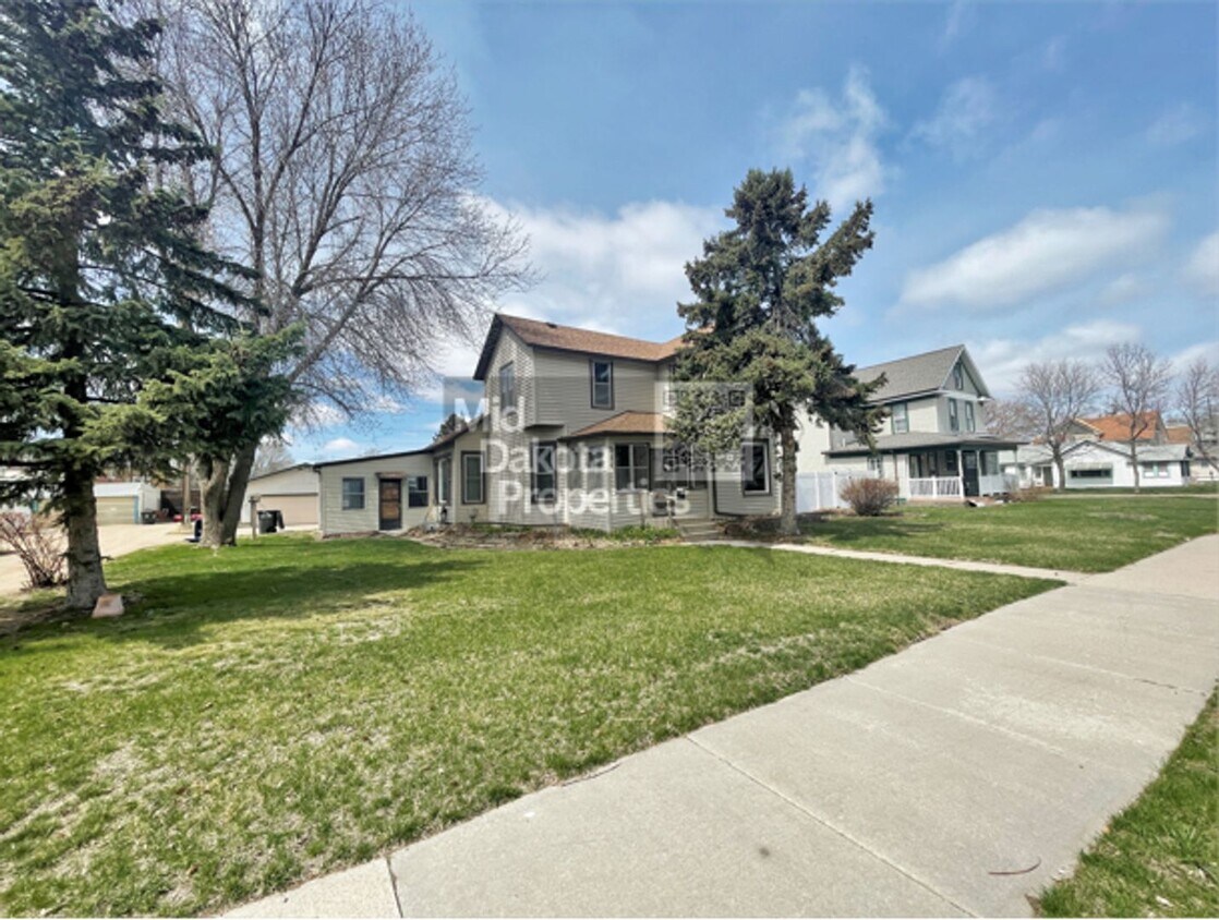 Foto principal - 517 N Duff-3 Bedroom House