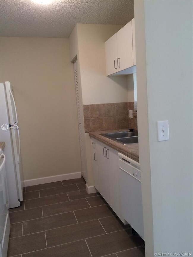 Foto del edificio - 1743 Village Blvd