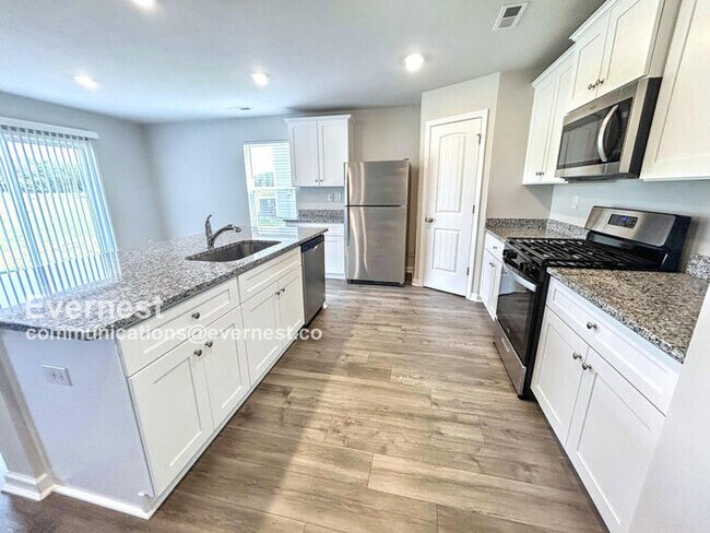 Building Photo - 3231 Quintana Dr