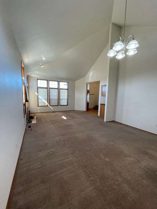 Building Photo - 3 Bedroom 2.5 Bath NE Tacoma Single Family...