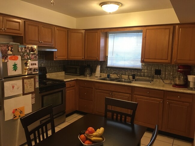 kitchen - 4836 N Hermitage Ave