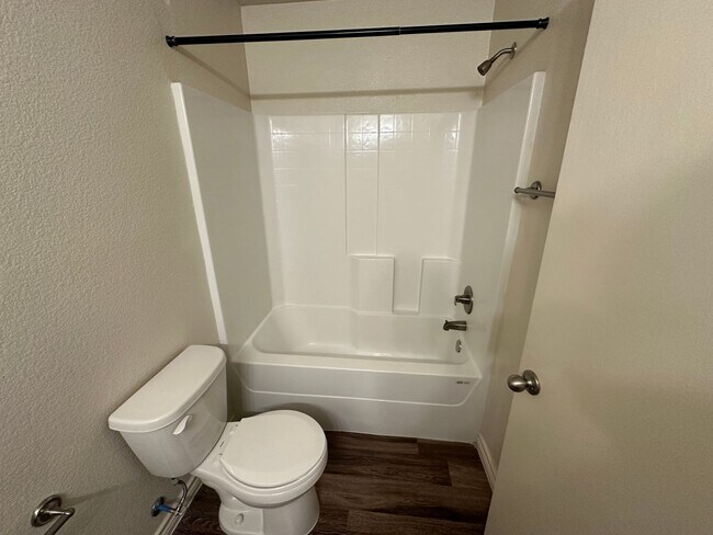 Foto del edificio - AVAILABLE Now! *MORE PHOTOS COMING SOON*