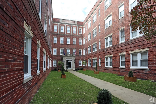 Courtyard - AQ Overbrook Apartments