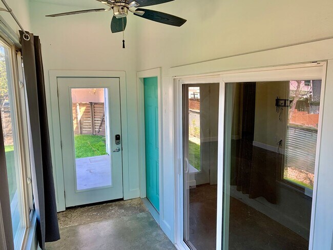 Foto del edificio - Modern 3 bedroom home in East Austin