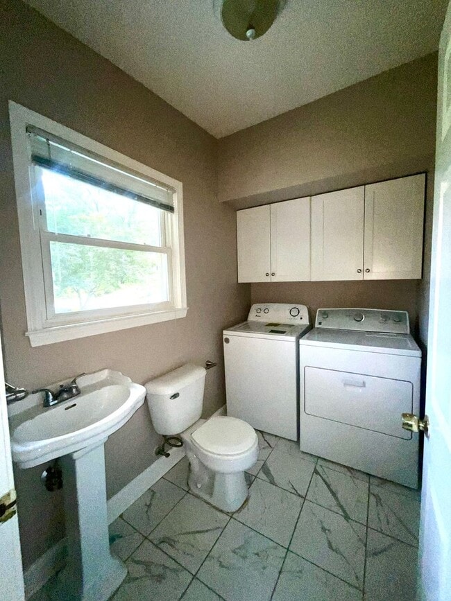 Building Photo - 3202 Cluny Dr