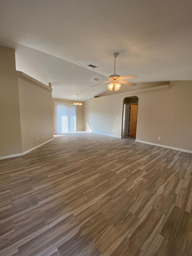 Foto del edificio - SILVER SPRINGS SHORES 3/2/2 - *WON'T LAST*