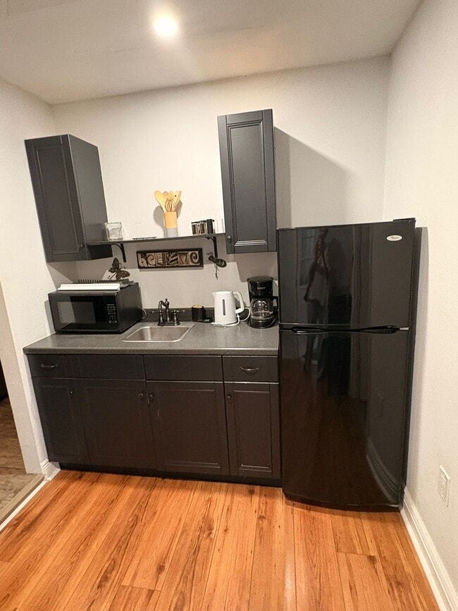 Building Photo - 635 Queens Cir