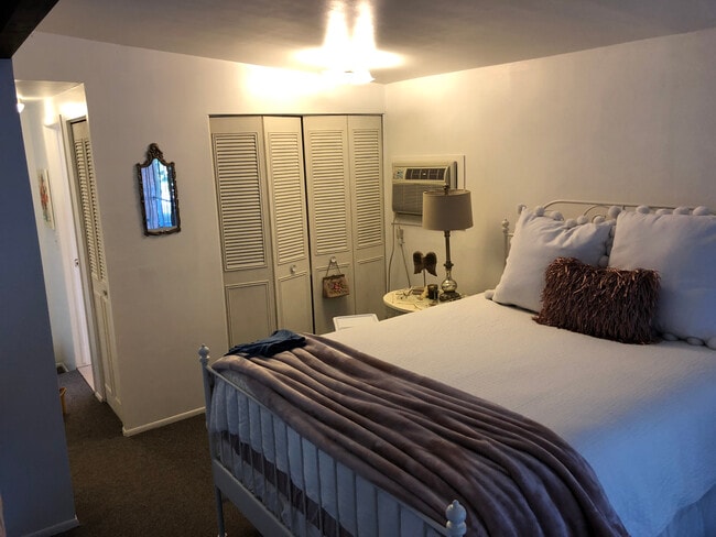 Building Photo - Carriage House