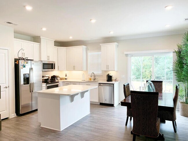 Foto del edificio - 121 Lilywood Ct