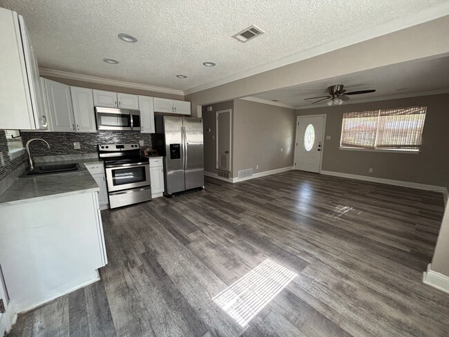 Building Photo - 3 Bedroom 2 Bath Home with Privacy Fence A...