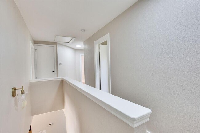 Building Photo - 1201 Del Roy Dr