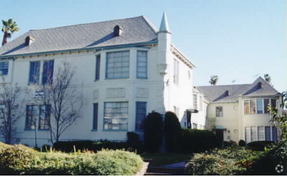 Primary Photo - Chateau Apartments
