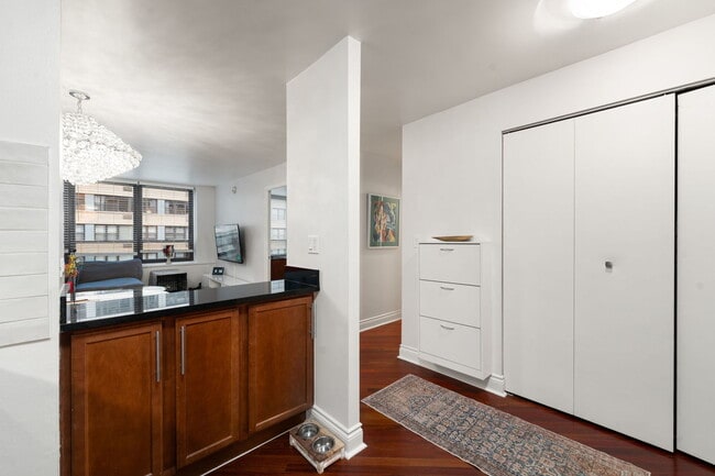 Foto del edificio - 222 E Pearson St