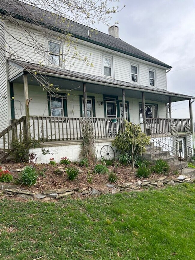 Building Photo - Large 5 bedroom 3 bath farmhouse in Northe...