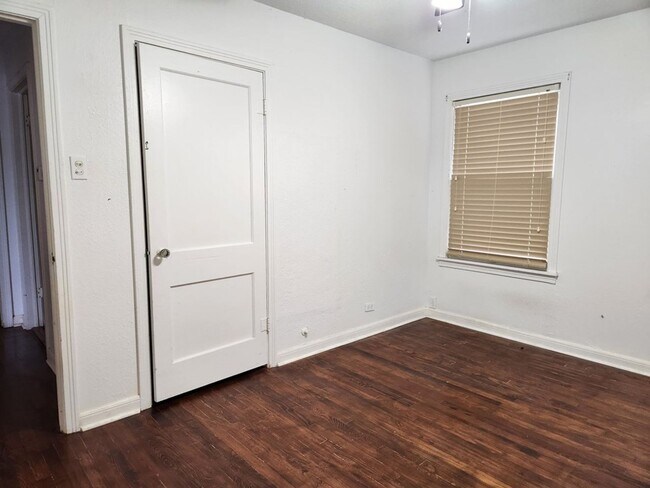 Building Photo - FOR LEASE!!