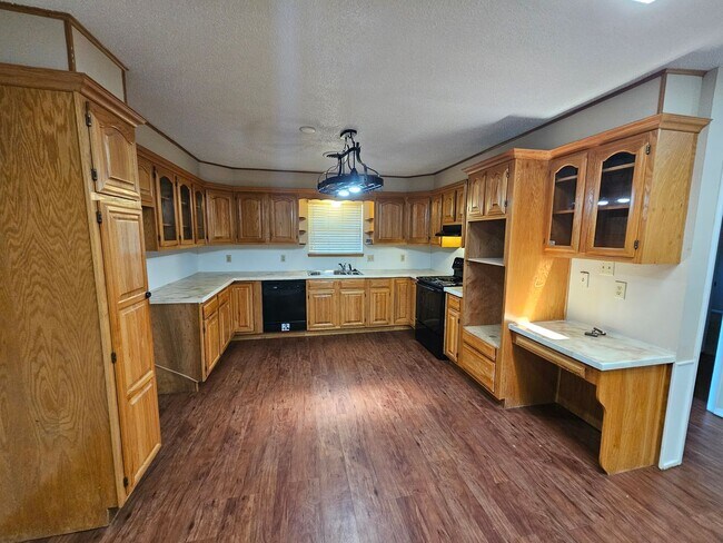 Building Photo - (3) Bed/(2) Bath Walking Distance to Cleve...