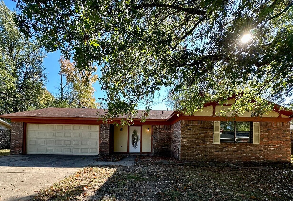 Primary Photo - Remodeled 3-bedroom 2-bath home