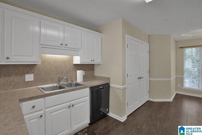 Foto del edificio - 135 Hidden Creek Cir