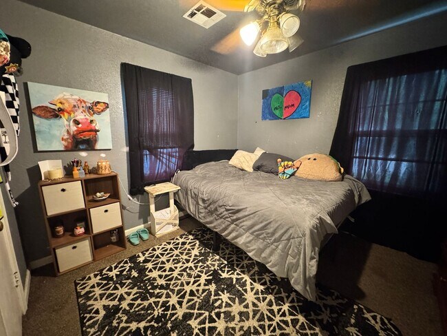 Foto del edificio - Three Bedroom Home with Privacy Fenced Yard