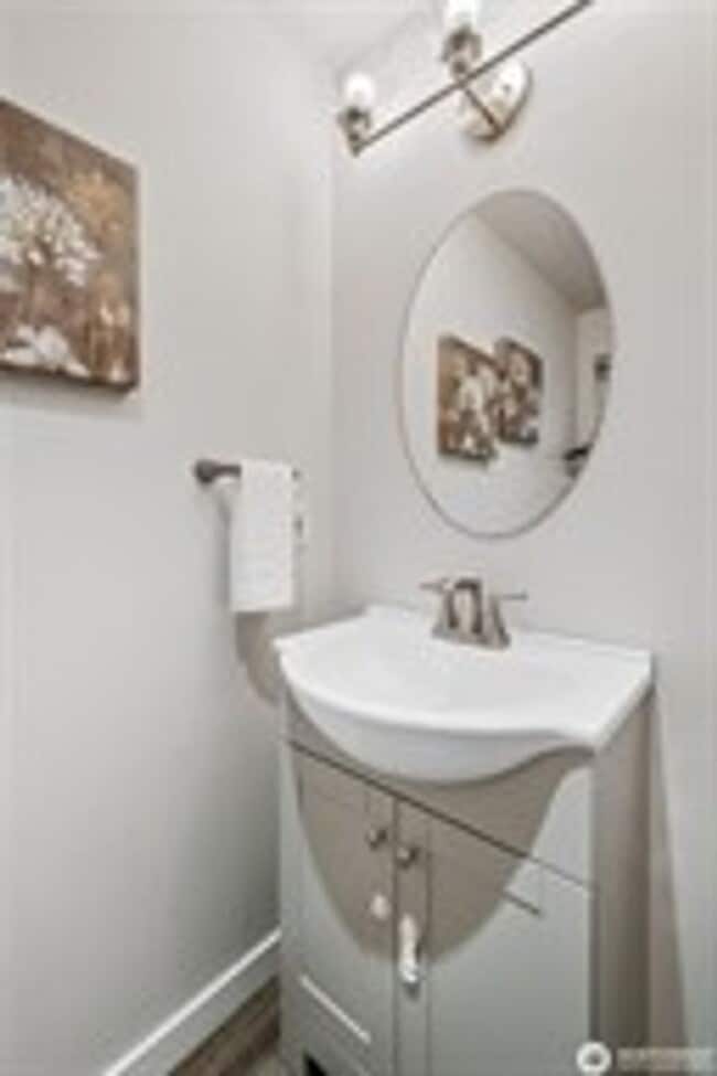 Building Photo - 2Bd/2.25Ba Kent Condo