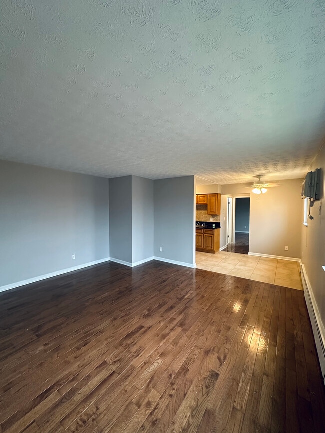 Building Photo - 320 Hanna Ave