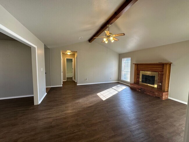 Foto del edificio - Clean, updated home on a corner lot with privacy fence and storage shed.