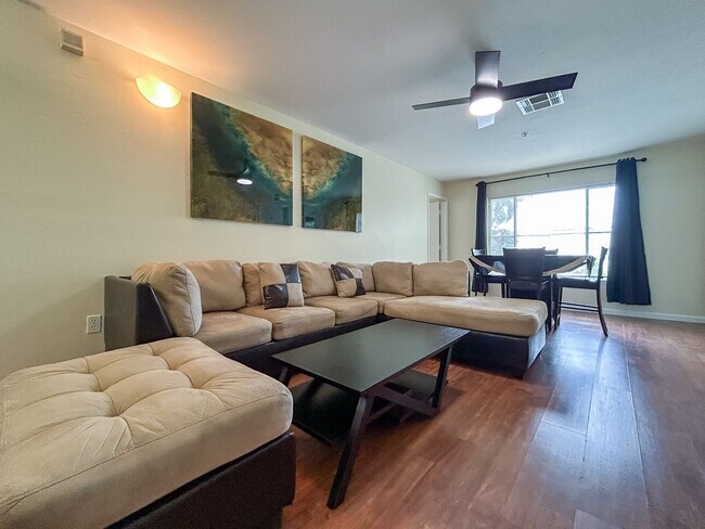 Building Photo - Beautiful Room for Rent in a 4/4 Unit - University Terrace West 511-B