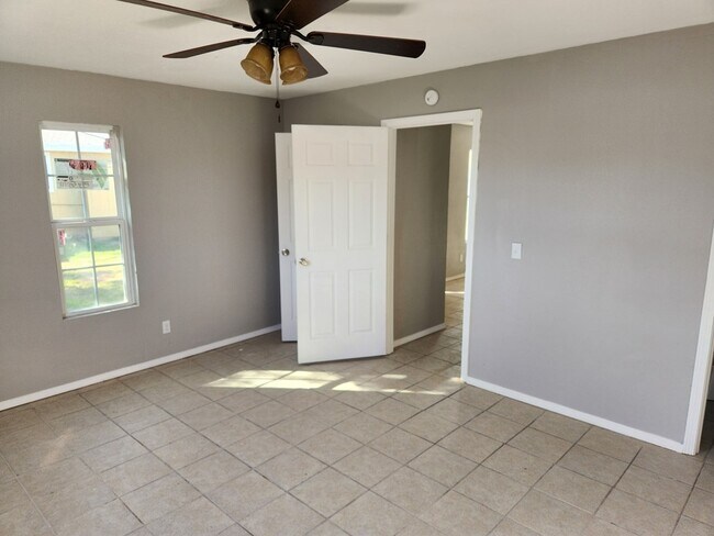 Foto del edificio - 407 W Mable St