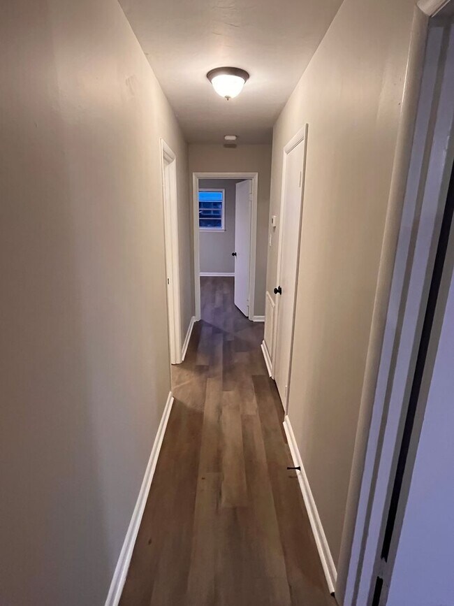 Building Photo - Newly Renovated Throughout!