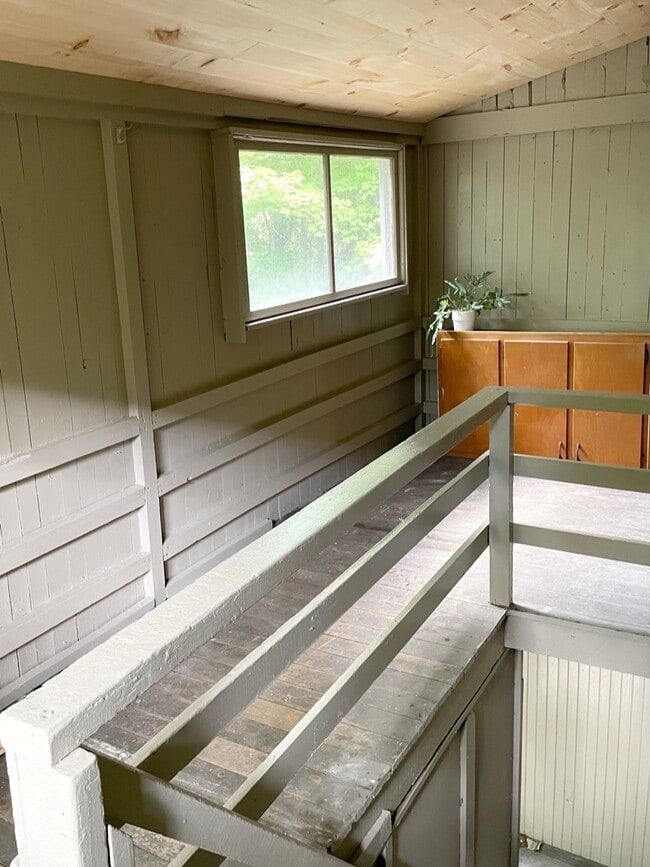 Private enclosed upstairs porch area - 11 Spring St