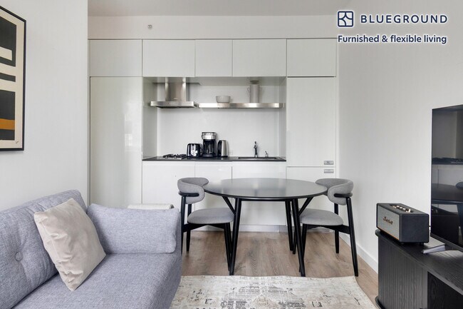 Foto del edificio - 70 W 45th St