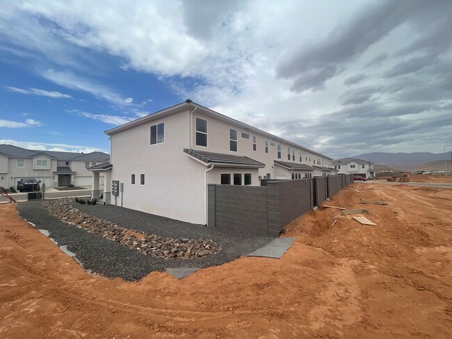 Foto del edificio - End Unit! Mustang Townhome!!