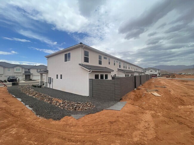 Foto del edificio - Mustang Townhome!!