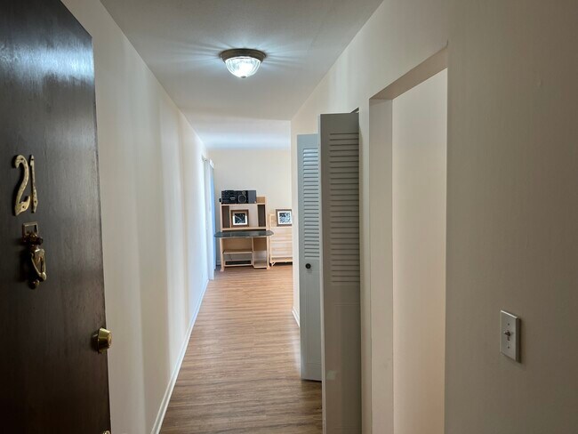 Building Photo - 2287 Country Club Dr
