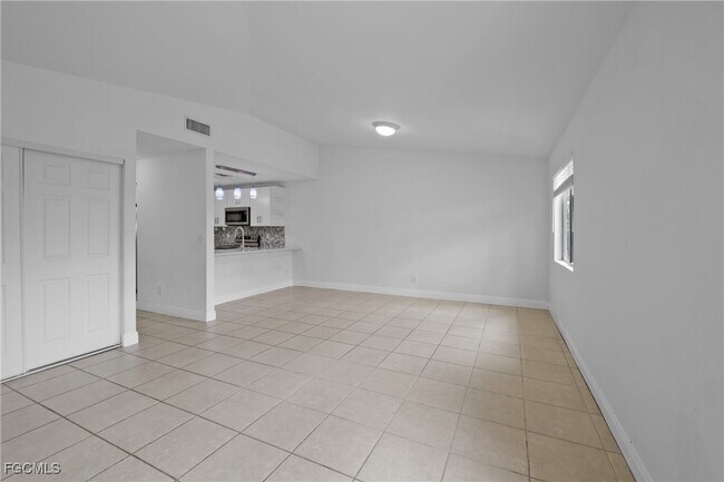 Foto del edificio - 6322 Royal Woods Dr
