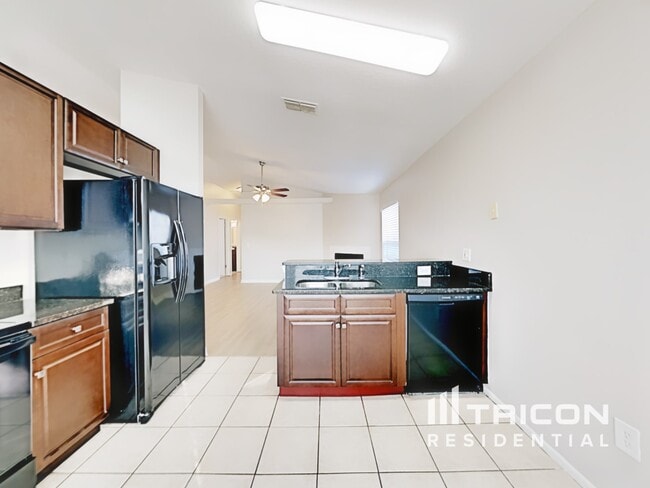 Foto del edificio - 7227 Edgewater Shores Ct