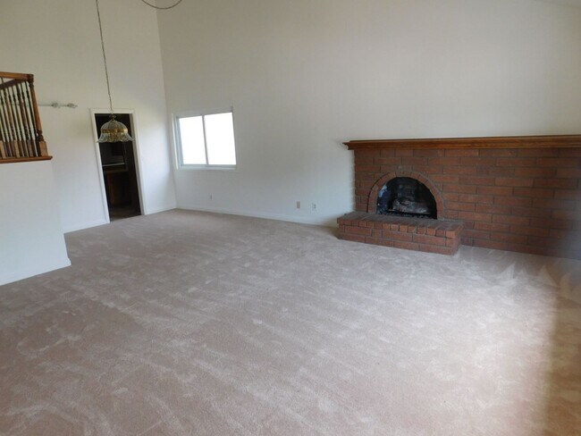 Building Photo - Spacious 2 Story 3 Bedroom + Den, 2 Bath H...