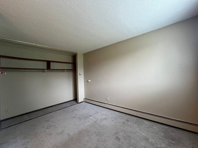 Building Photo - Main Floor Studio in St. Paul - Great Location