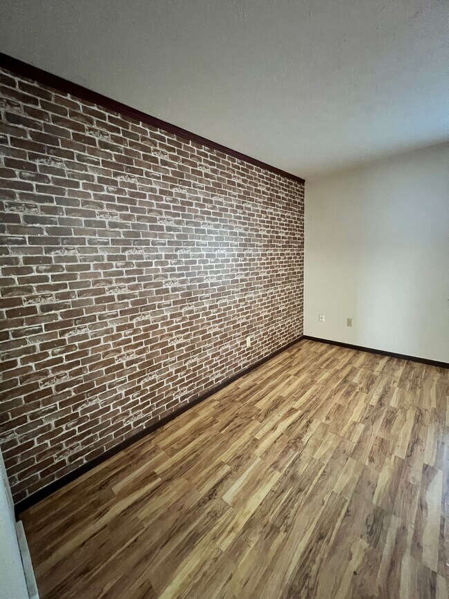 Building Photo - 1733 Churchill Downs Rd