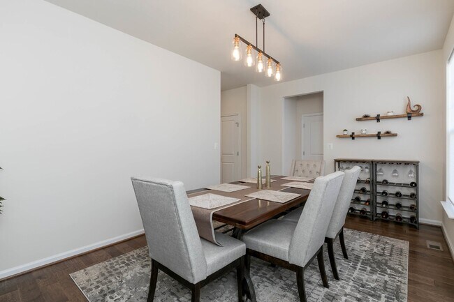 Foto del edificio - Luxurious 4-Bedroom Townhouse with 2 Car G...
